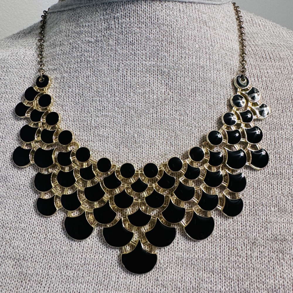 Costume jewelry. Black and Gold Necklace.